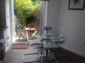 Oakleigh 1 bed ground floor garden view apartment FREE ONSITE PARKING, Stratford-Upon-Avon